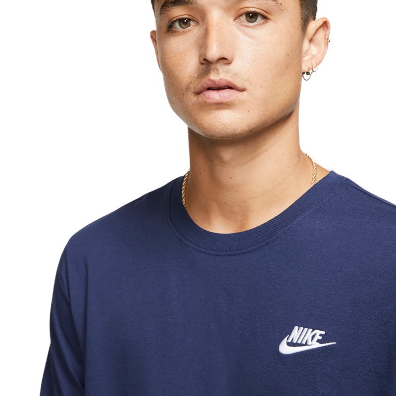 Nike t-shirt club